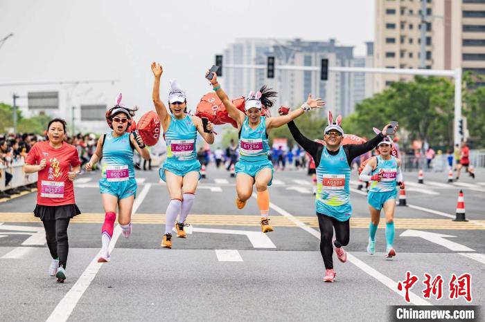 1万余名中外跑者竞逐2024南昌象湖半程马拉松，清