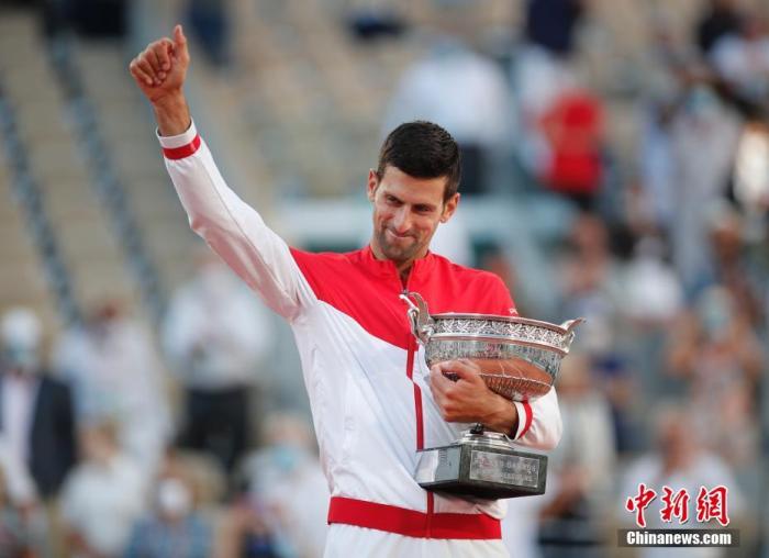 小德2012年澳网击败纳达尔所用球拍在拍卖市场创