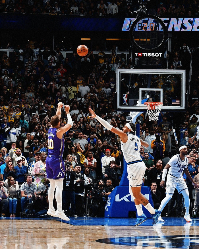 肯纳德绝杀三分逆转湖人困境，展现射手本能