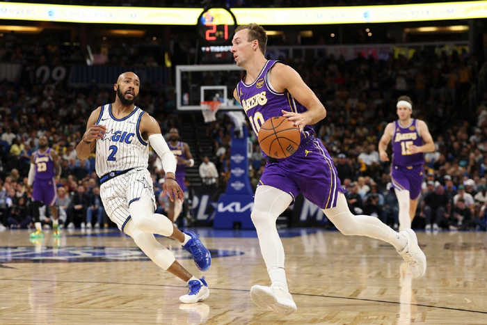 肯纳德绝杀三分逆转湖人困境，展现射手本能