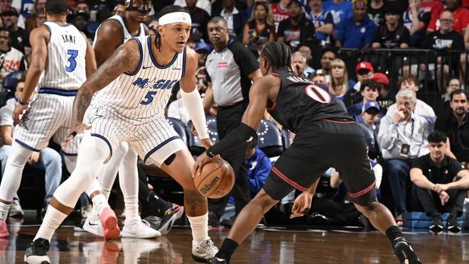 76人队力克魔术锁定季后赛席位 马克西31+6率队挺