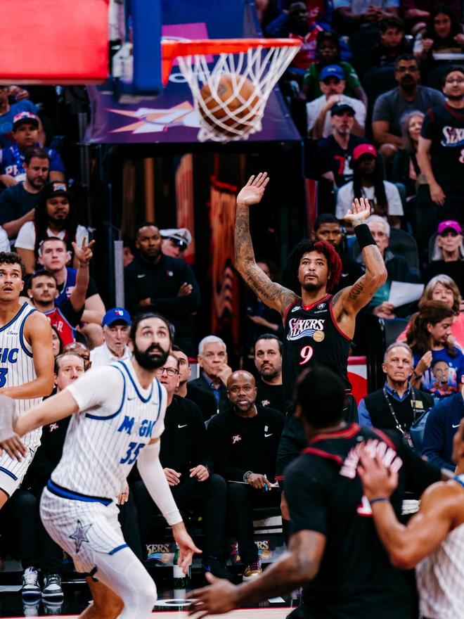 76人队力克魔术锁定季后赛席位 马克西31+6率队挺