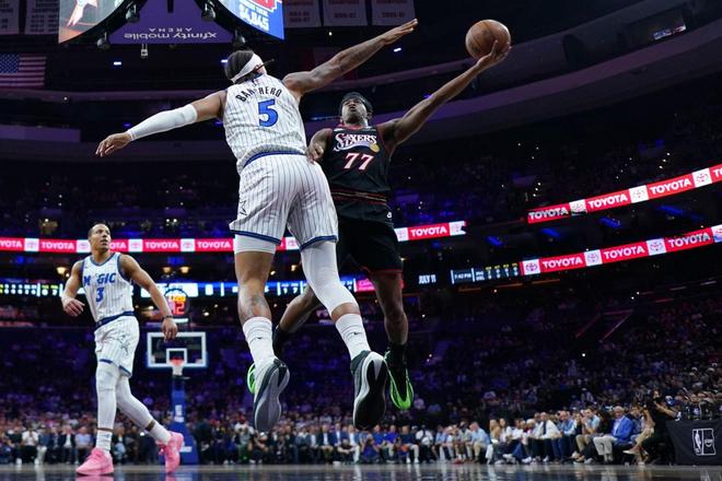 76人队力克魔术锁定季后赛席位 马克西31+6率队挺