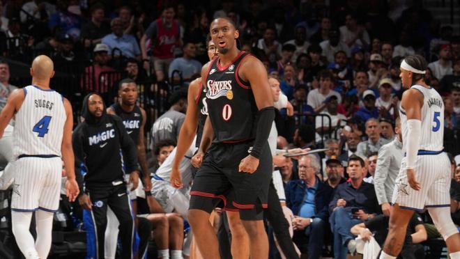 76人队力克魔术锁定季后赛席位 马克西31+6率队挺