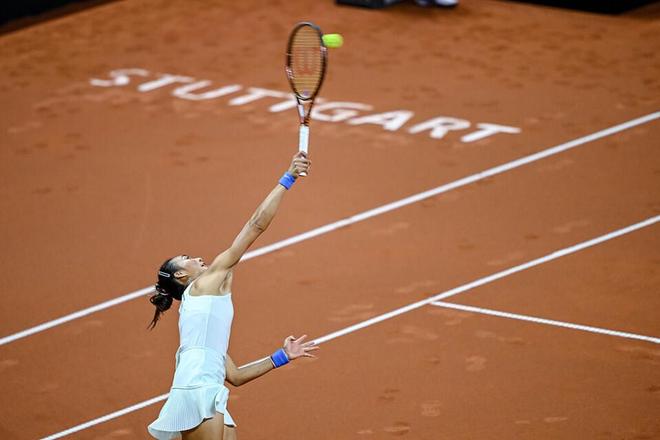郑钦文伤退退出斯图加特赛 红土首秀再遭推迟